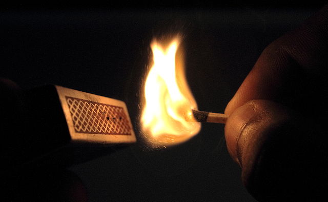 640px-Match_stick,_lit_a_match,_match_box,_fire.JPG