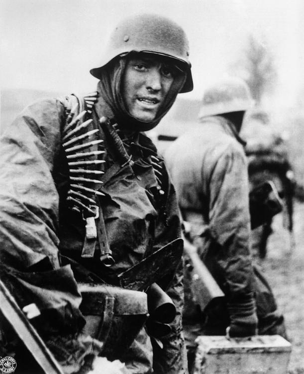 German_soldier_Ardennes_1944.jpeg.thumb.jpeg.5da3b50f79680d851e55794e08e2c6df.jpeg